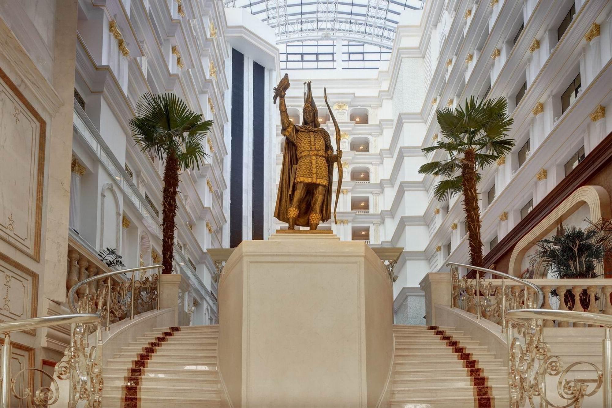 Rixos Khadisha Shymkent Hotel Luaran gambar Statue of King Chūbun at the lobby of the hotel